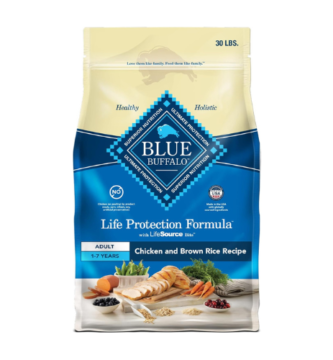 "Blue Buffalo Life Protection Formula para perros es presentado en esta imagen. La bolsa muestra claramente el logo de Blue Buffalo y la fórmula para perros adultos con pollo deshuesado y arroz integral. Este alimento seco está diseñado para ofrecer una nutrición equilibrada y natural, utilizando ingredientes de alta calidad para mantener a tu mascota saludable y feliz. La imagen destaca el empaque premium, que refleja el compromiso de la marca con la salud y el bienestar de los perros."