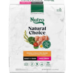 "Imagen de una bolsa de Nutro Core Dry Dog Natural Choice, con una capacidad de 12 libras. El diseño de la bolsa presenta un fondo verde con una foto de carne de res y arroz integral, resaltando la receta. En la parte superior, el logo de Nutro está claramente visible, acompañado de una etiqueta que dice "Natural Choice". La bolsa está enfocada en mostrar la calidad del alimento seco para perros adultos, con gráficos que destacan su contenido sin subproductos, maíz, trigo ni soja, y sin sabores ni conservantes artificiales."